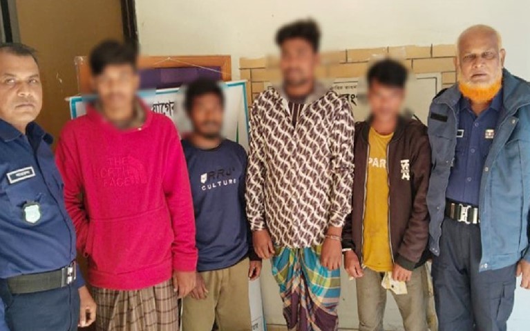 সড়ক অবরোধ করে ডাকাতির চেষ্টা, ৪ জন আটক